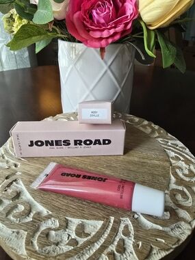 Jones Road Cool Lip Gloss in Rosy Idylle